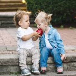 kids sharing apple, successful parents techniques
